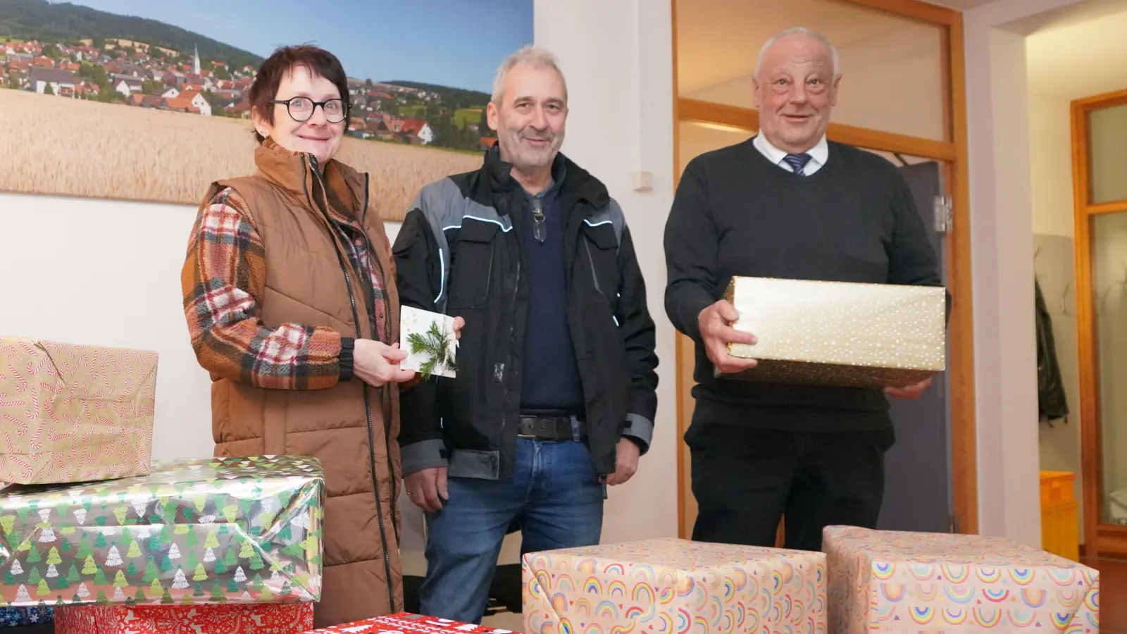 Frauenbundvorsitzende Sieglinde Zielbauer, Truckerfahrer Ludwig Wüst (Mitte) und Bürgermeister Josef Beimler verladen die Waldthurner Weihnachtspakete. (Bild: Franz Völkl)