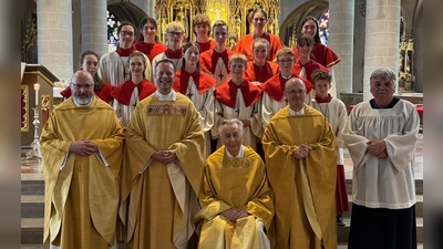 Pfarrer i. R. BGR Alois Albersdörfer (Mitte) gemeinsam mit den Zelebranten und Ministranten des Festgottesdienstes (Bild: Tobias Preißl)