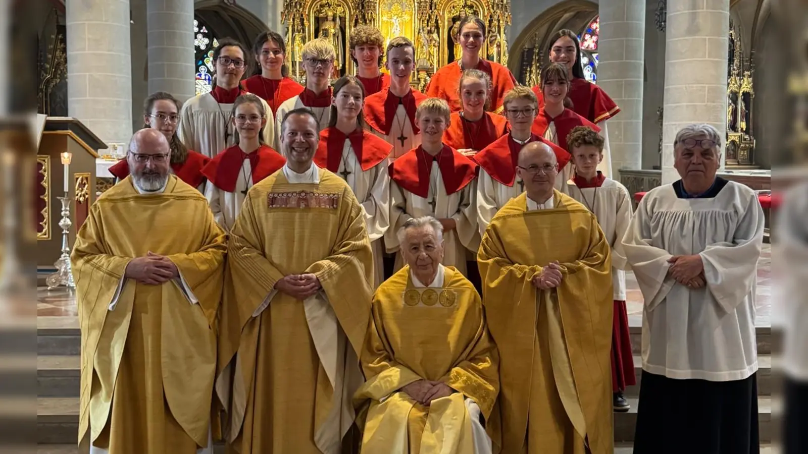 Pfarrer i. R. BGR Alois Albersdörfer (Mitte) gemeinsam mit den Zelebranten und Ministranten des Festgottesdienstes (Bild: Tobias Preißl)