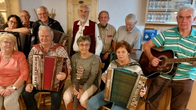 Beim Musikantentreffen in Premenreuth gaben die Sänger und Musiker wieder Walzer, Polkas und Gstanzl zum Besten. (Bild: E. Böhm/exb)