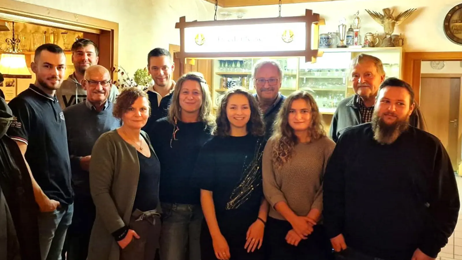 Beim Gruppenfoto präsentieren sich die Neuzugänge stolz:<br>Vorne von links: Yannik Procher, Alexander Forster, Ehrenkassier Reinhold Scheck, Patricia Schürz, Vorsitzender Michl Stahl, Melanie Feneis, Theresa Kleber, Ehrenvorsitzender Paul Völkl, Simone Weiß, Ehrenvorsitzender Hans Laubmeier und Lukas Delakowitz. (Bild: Michael Stahl)