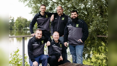 Die Tabellenspitze der Oberpfalzliga Christian Schmidt, Michael Fellner, Thomas Ziegler (stehend von links) und Johannes Böhm, rechts Erol Weyhermüller (knieend von links)<br> (Bild: Melanie Eckl/exb)