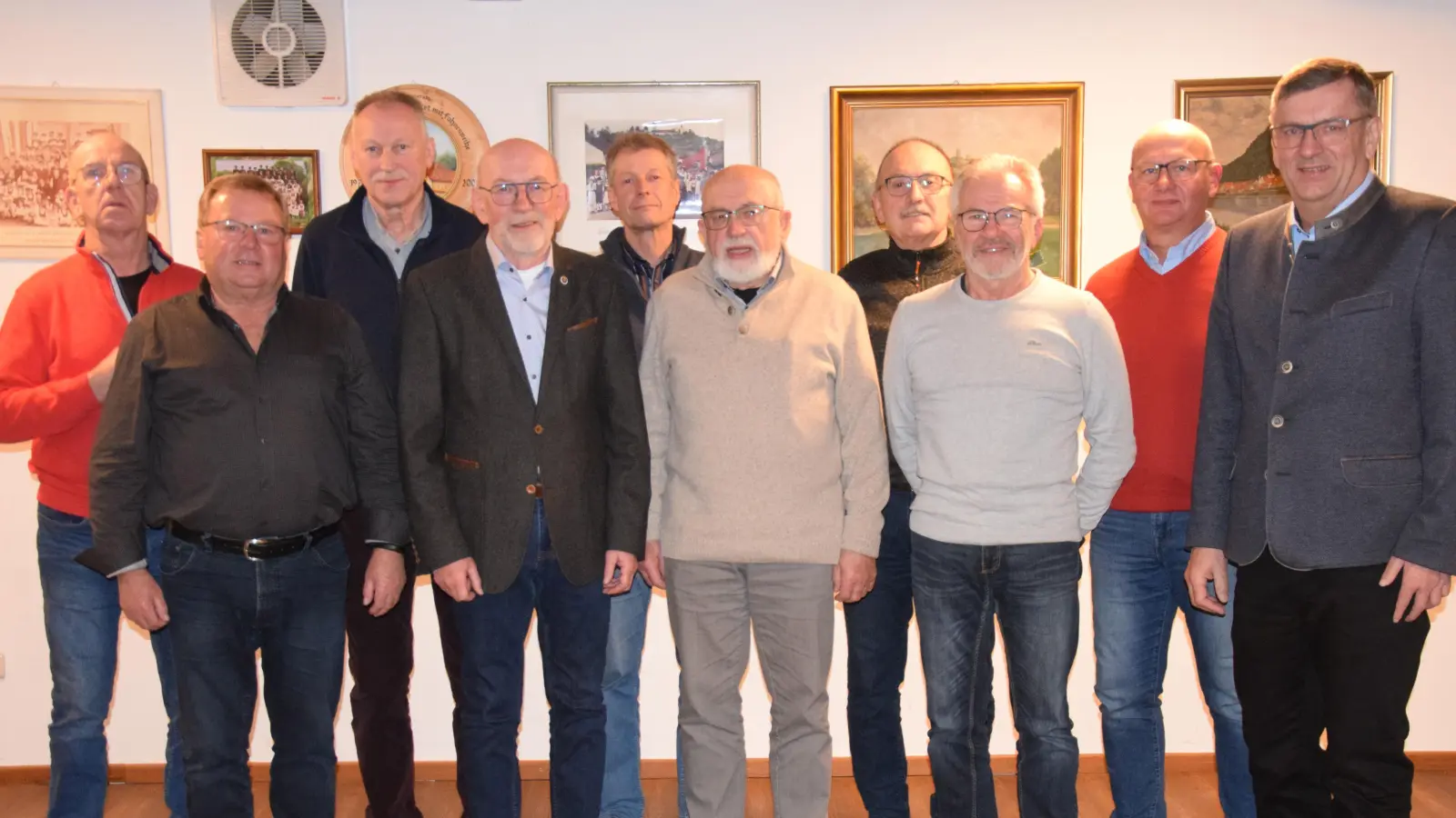 Der Männergesangverein hat eine neue Vorstandschaft gewählt. Von links Bernhard Tischler, Josef Werner, Johann Bruckmüller, Ernst Lesser, Frank Flieder, Franz Kaiser, Michael Eckmeder, Adolf Söldner und Johannes Weigert. Dazu gratulierte Bürgermeister Peter Braun.  (Bild: Paul Böhm)