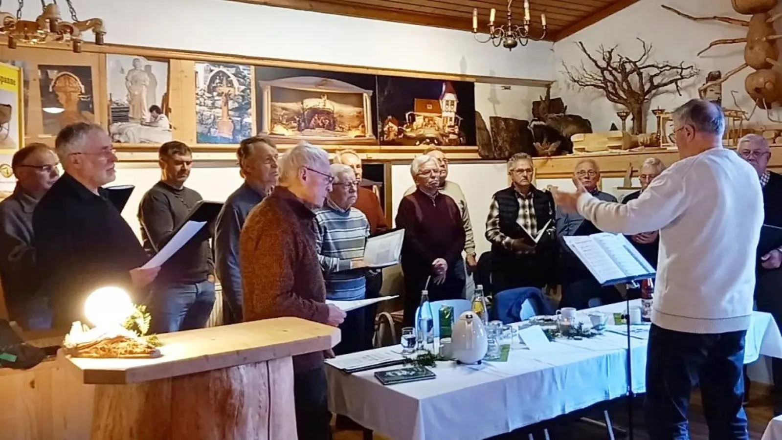 Zusammen mit Siegfried Zaus aus Kemnath und Pfarrer Edmund Prechtl gestaltete der Männergrsangverein `Max Reger` einen stimmungsvollen adventlichen Nachmittag in der Schnitzerei Schinner in Weihermühle.  (Bild: Martin Exner)