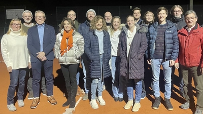 Von links:<br>Christine Strauß, Harald Biersack (1. Vors. DJK), Reinhold Wildenauer (3. Vors. DJK), Christina Bertelshofer, Christoph Janota, Wolfgang Zehend, Karin Bonkoß, Stefan Uebelacker (Abteilungsleiter Tennis), Sandra Reil, Julia Rothballer, Matthias Hagn, Felix Schuster, Christoph Weig, Thorsten Gradl, Hermann Riedl (Bild: Bernhard Puckl)