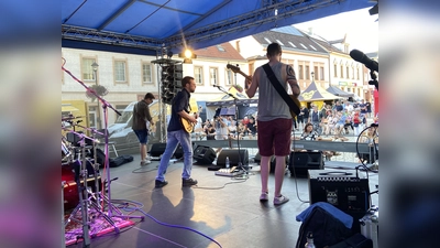 Eine Band spielt beim Treffen der Partnerstädte auf dem Marktplatz. (Bild: Stefanie Ollermann)