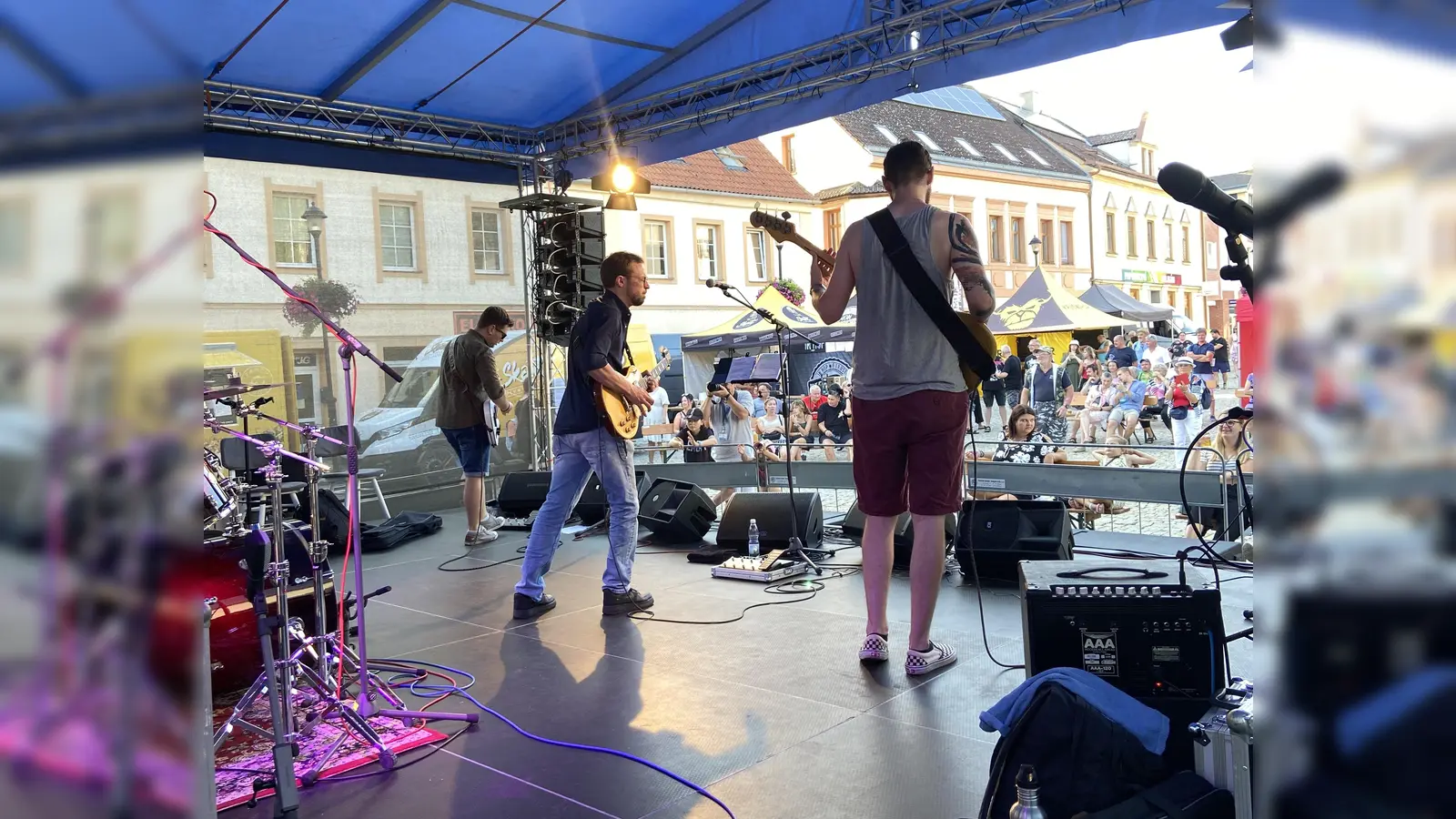 Eine Band spielt beim Treffen der Partnerstädte auf dem Marktplatz. (Bild: Stefanie Ollermann)