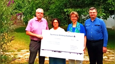 Das Team des Fördervereins übergibt den Spendenscheck über 1000.- Euro an Stadtpfarrer Dr. Kurz. (Bild: Günter Schultheiß)