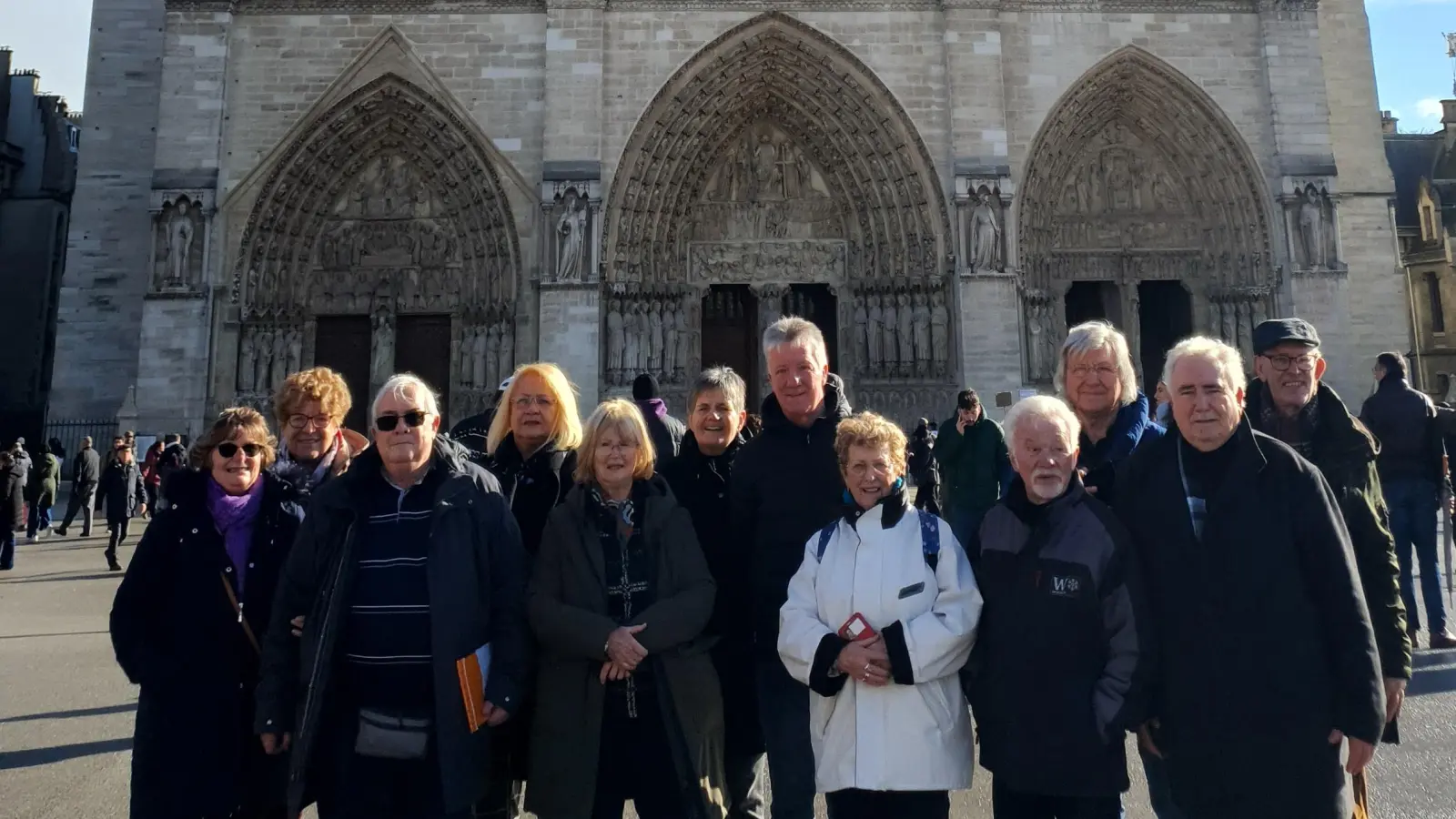 Kleine Gruppe aus La Ville du Bois und Tirschenreuth vor der Notre Dame. (Bild: Peter Gold)