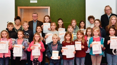 Beim Tus Rosenberg wurden erneut Sportabzeichen verliehen. Hier die Gruppe der Kinder und Jugendlichen mit (hintere Reihe) Übungsleiterin Helga Sporrer, Bürgermeister Michael Göth sowie Prüferin Sigrid Pilhofer und Horst Perrey (Zweiter TuS-Vorsitzender). (Bild: Petra Hartl)