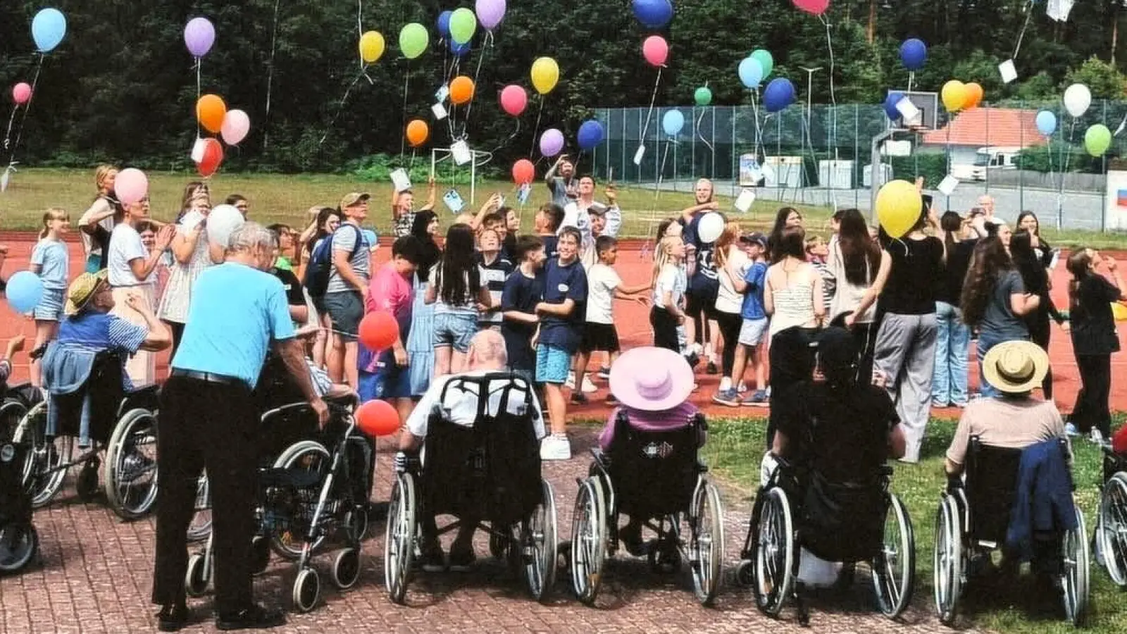 Senioren und Kinder entlassen gemeinsam ihre Wünsche in den Himmel (Bild: Sebastian Bäumler /exb)