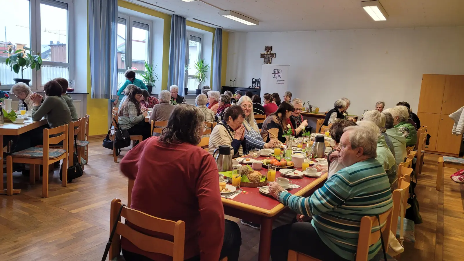 Gesellige Frühstücksrunde im Pfarrheim St. Emmeram (Bild: Edeltraud Sperber)