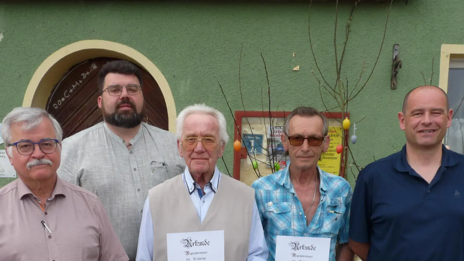 Treue Mitglieder ehrte die Tischgesellschaft Riglasbrünner bei ihrer<br>Jahresversammlung (von links) Zweiter Vorsitzender Michael Scherer, Bürgermeister Stefan Frank, Hans-Hermann Bublitz (50 Jahre), Norbert Ratzeburg (20 Jahre) und Vorsitzender Christian Stöcklmeier. <br> (Bild: rlö)