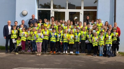 Die Schülerinnen und Schüler der Klassen 4 der Grundschulen Hahnbach mit ihren Lehrkräften, den Verkehrspolizisten, Elternvertretern und Herrn Bürgermeister Bernhard Lindner.  (Bild: Ingrid Schneider)