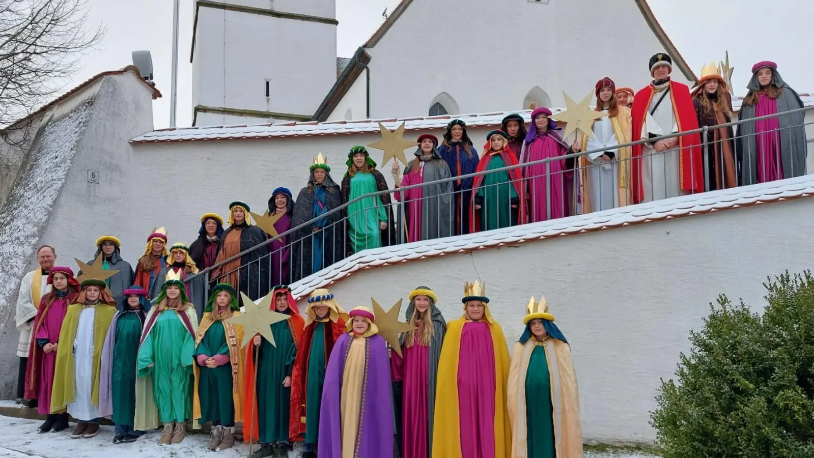 Pfarrer Heribert Stretz mit den Sternsingern der Pfarrgemeinde Kastl. (Bild: Irmgard Schmidt )