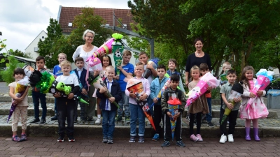 20 Schülerinnen und Schüler an ihrem ersten Schultag. (Bild: Ralph Schmitt )