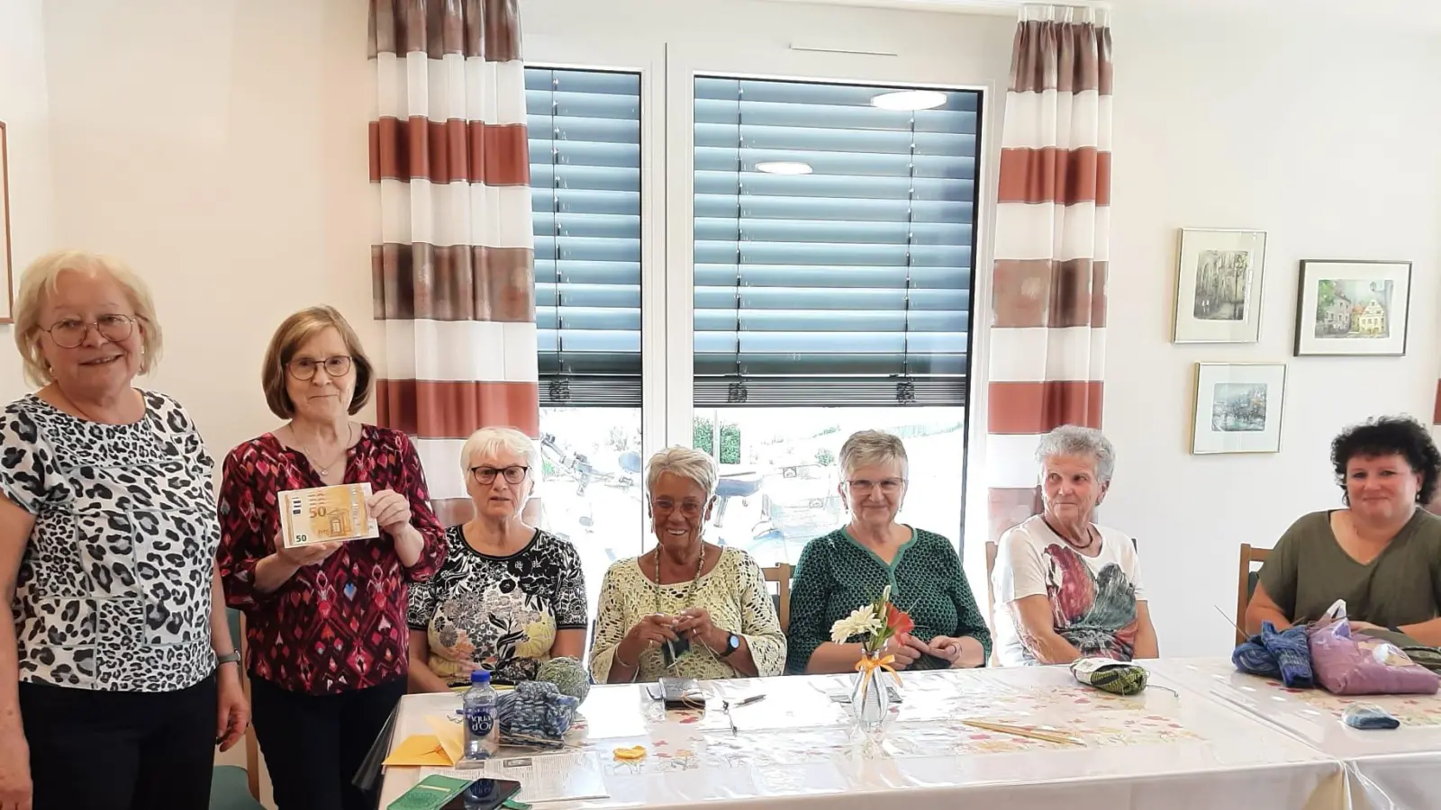 Die Teilnehmerinnen am Ursensollener „Nadelgeklapper” spenden für das SkF-Frauenhaus. (Bild: Gutwein/exb)