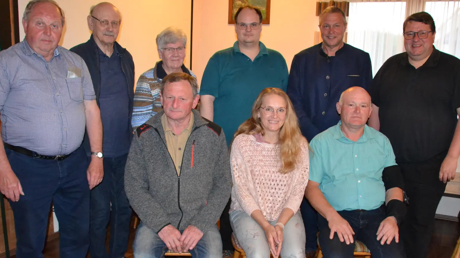 Der Kapellenförderverein Gebhardsreuth wird die nächsten drei Jahre von dieser Mannschaft mit Vorsitzendem Reinhold Baier (vorne, rechts) und zweitem Vorsitzenden Bruno Voit (vorne, links) geführt. Dazu gratulieren Pfarrer Udo Klösel und Dritter Bürgermeister Helmut Meindl (von rechts). (Bild: Peter Garreiss)