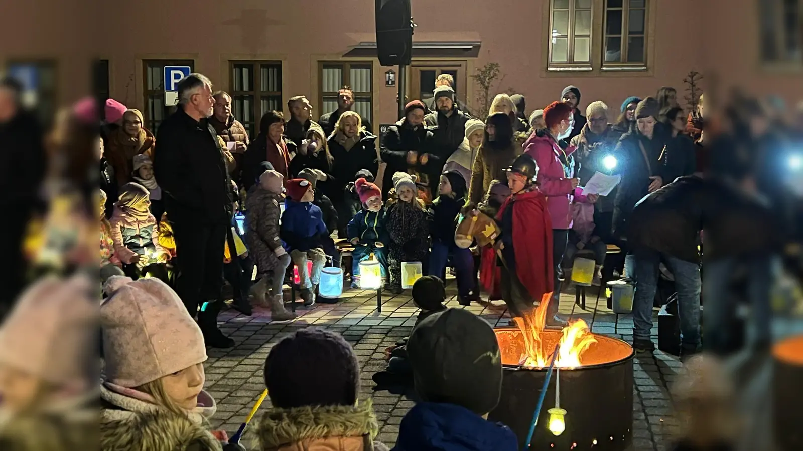 Auf dem Platz hinter dem Dostlerhaus ist die Martinsfeier des Kindergartens Pressath. (Bild: xs)