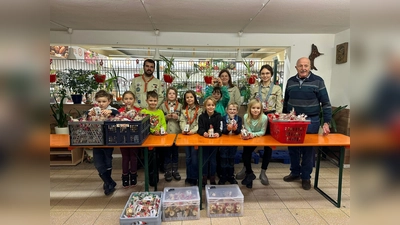 Die Pfadfinder der DPSG Weiden haben Selbstgemachtes an die Tafel gespendet. (Bild: Stefanie Kellner/exb)