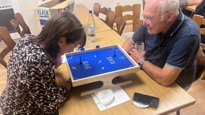 Sabine Eichermüller und Otto Loew beim „Klask”, spielen (Bild: Silke Tanner)