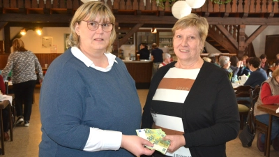 Kreisbäuerin Irmgard Zintl (rechts) überreichte Gabriele Schicker, Leiterin des Ambulanten Hospizdienstes des Caritasverbandes Tirschenreuth, beim Kaffeekränzchen der Landfrauen eine Spende in Höhe von 400 Euro, für ihre wertvolle Arbeit. (Bild: Josef Rosner)