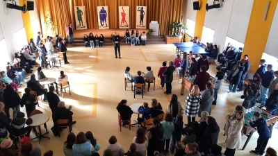 Begrüßung durch Schulleiter Eduard Bauer in der Aula (Bild: Sonja Messer)