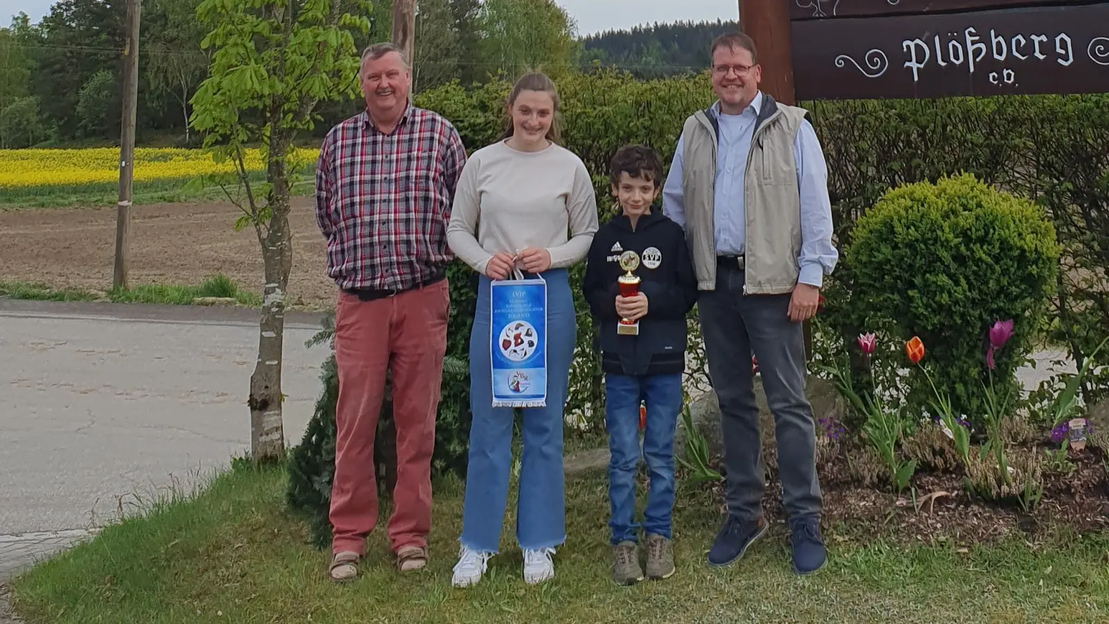 Kleintierzuchtvereinsvorsitzender Udo Hildebrand (rechts) zeichnete (von links) Willibald Schiffl, Lisa-Marie Schiener und Lenny Schiener aus. (Bild: Kleintierzuchtverein Plößberg/exb)