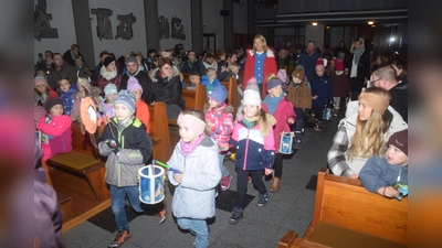 Singend mit ihren Laternen ziehen die Kinder zur Martinsfeier in die Kirche ein. (Bild: fz)