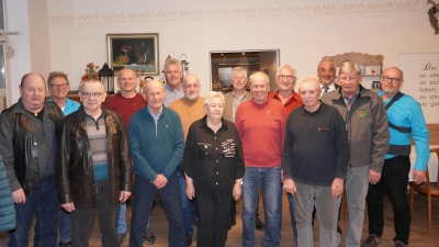 Zahlreiche Ehrungen werden bei der Jahreshauptversammlung der Siedlergemeinschaft Waldthurn durch Vorsitzenden Luwig Eger (Zweiter von link), seinem Stellvertreter Stefan Gollwitzer (rechts) und Bürgermeister Josef Beimler vorgenommen. (Bild: Franz Völkl)