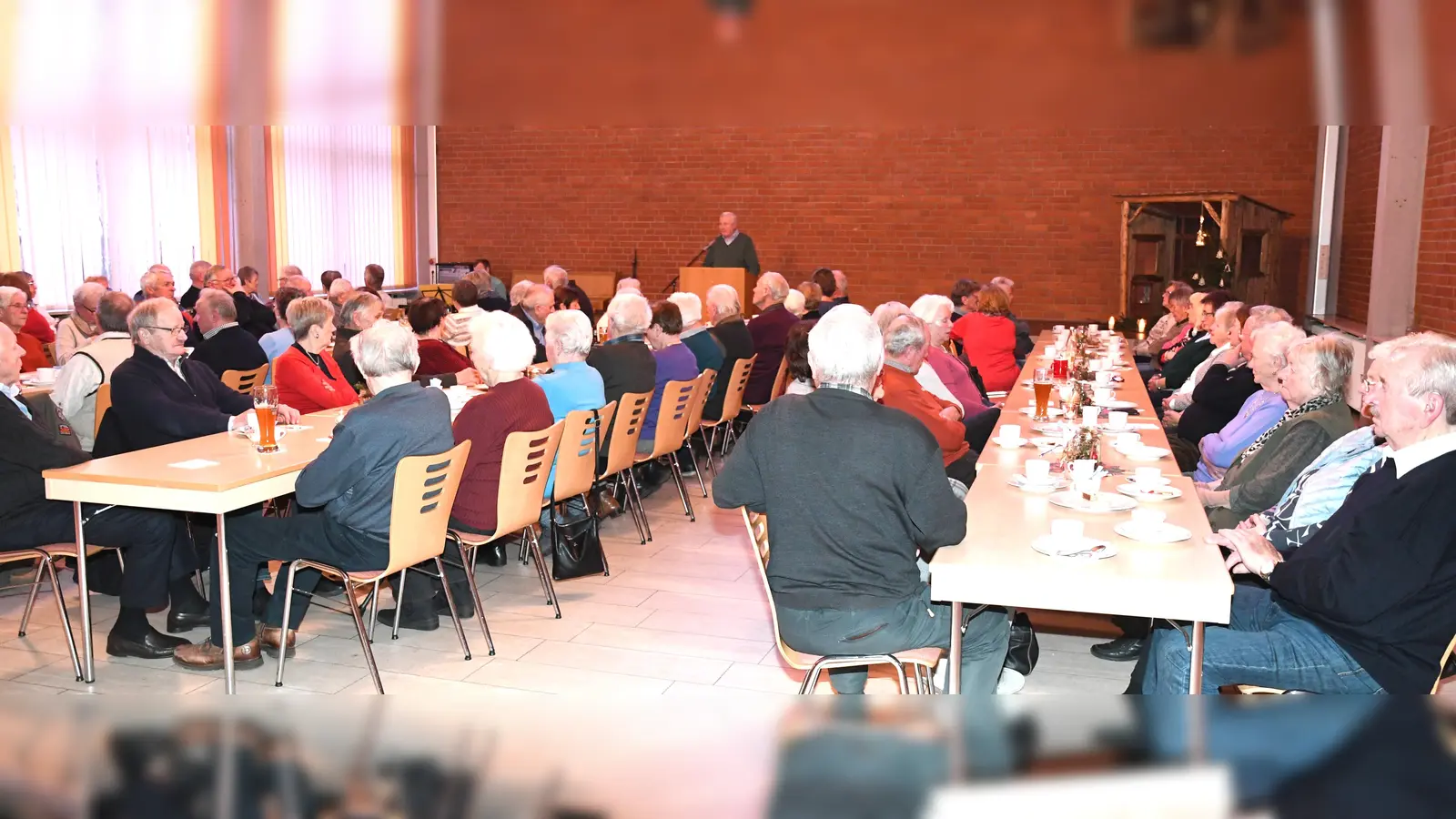 Aufmerksam hörten sie zu, die Senioren der Pfarrgemeinde Aschach-Raigering, als Michael Scharl (stehend am Pult) besinnlich und zum Nachdenken anregende Lesungen im Oberpfälzer Dialekt vortrug.  (Bild: Alfred Schorner)