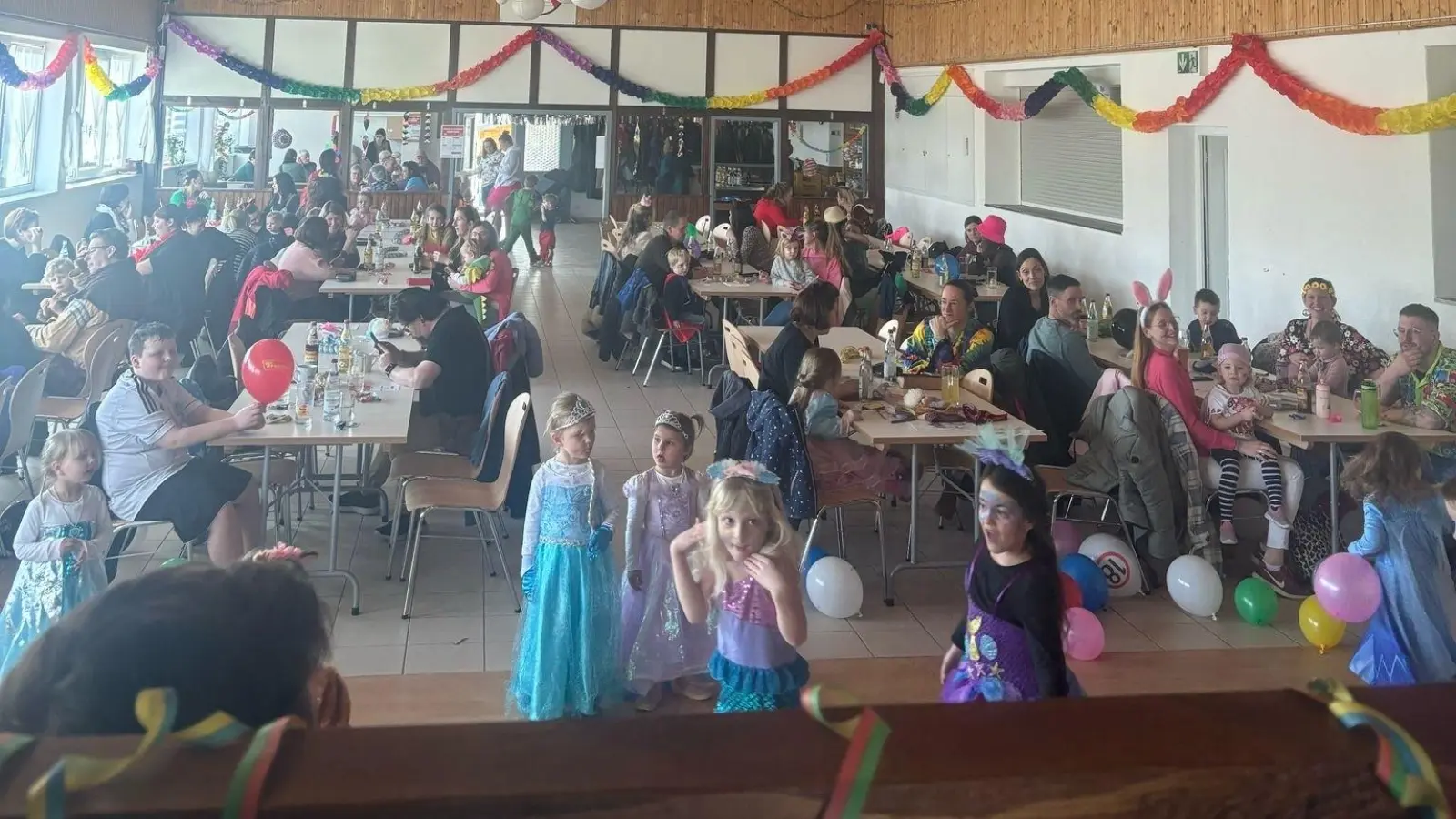 Kinderfasching in der Sporthalle Kirchenthumbach (Bild: Martina Heindl)