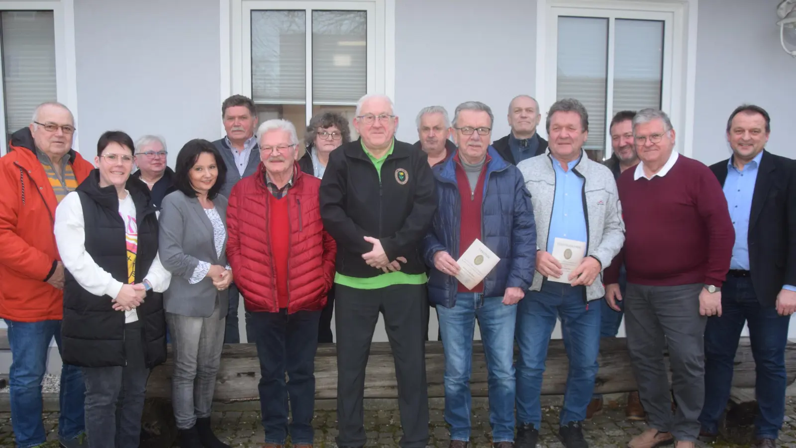 Franz Kindl (Mitte) ist weiterhin Vorsitzender des OWV Michldof/Irchenrieth. Zahlreiche Mitglieder halten dem Verein seit Jahrzehnten die Treue. (Bild: fz)