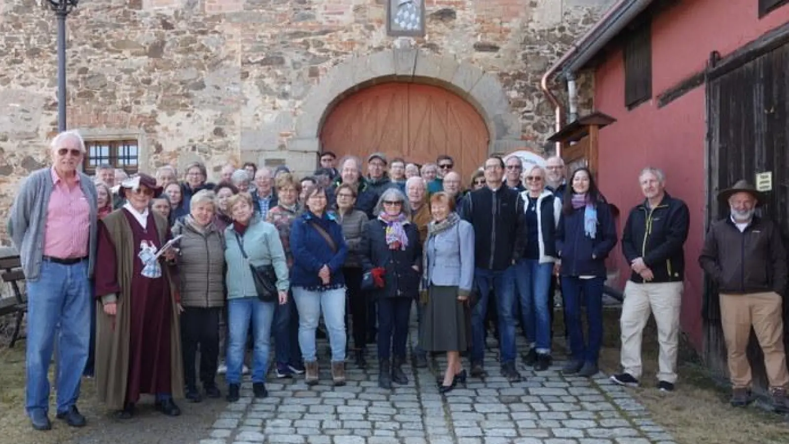 Die Teilnehmer der informativen Besichtigung der Schlossanlage.  (Bild: Hans-Jürgen Rudnik)