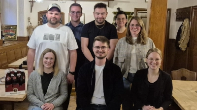 Kreisvorsitzende Sandra Dostler (hinten, 2. v. r.) beglückwünschte die frisch gewählte Vorstandschaft um den neuen Vorsitzenden Maximilian Heindl (vorne, mitte). (Bild: Christian Härtl)