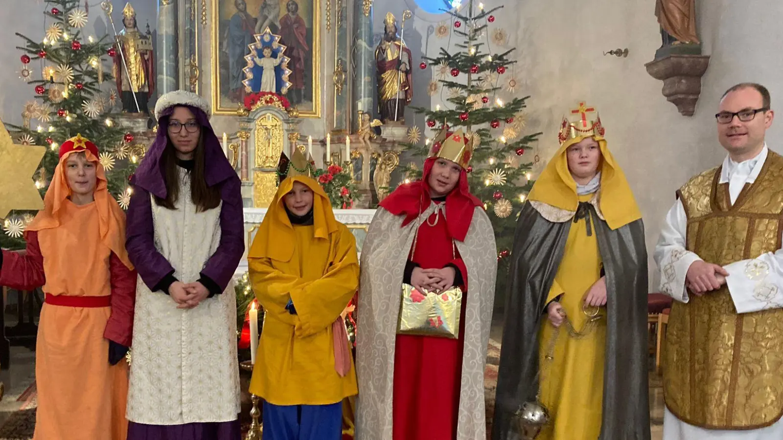 Regens Daniel Stark (rechts) sandte (von links) Marlon Walter, Lilli Förster, Paul Häupl, Toni Trautner und Anna als Sternsinger aus. (Bild: Reinhard Haise/exb)