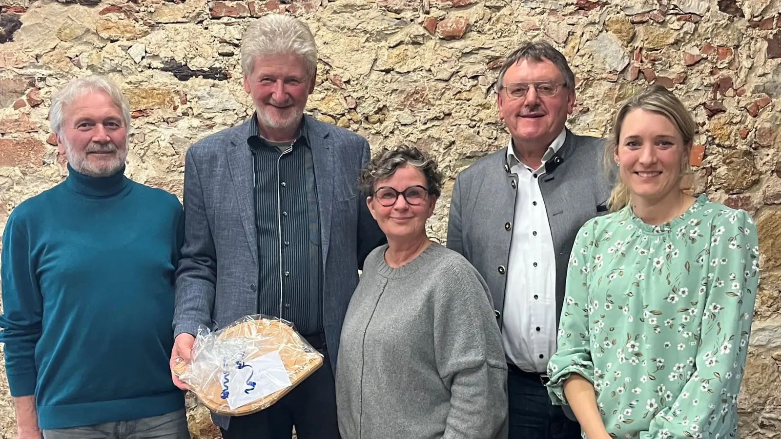 Nach dem Vortrag bedankte sich Bürgermeister Hans-Martin Schertl (rechts) zusammen mit dem Seniorenbeauftragten der Stadt Vilseck Herrn Roland Renner (links) und den beiden Co-Organisatorinnen der Vortragsreihe Elfriede Weickart von SEGA und von Claudia Meier von der Volkshochschule des Landkreises beim Referenten Georg Pilhofer mit einem Geschenk. (Bild: Stefanie Gradl)