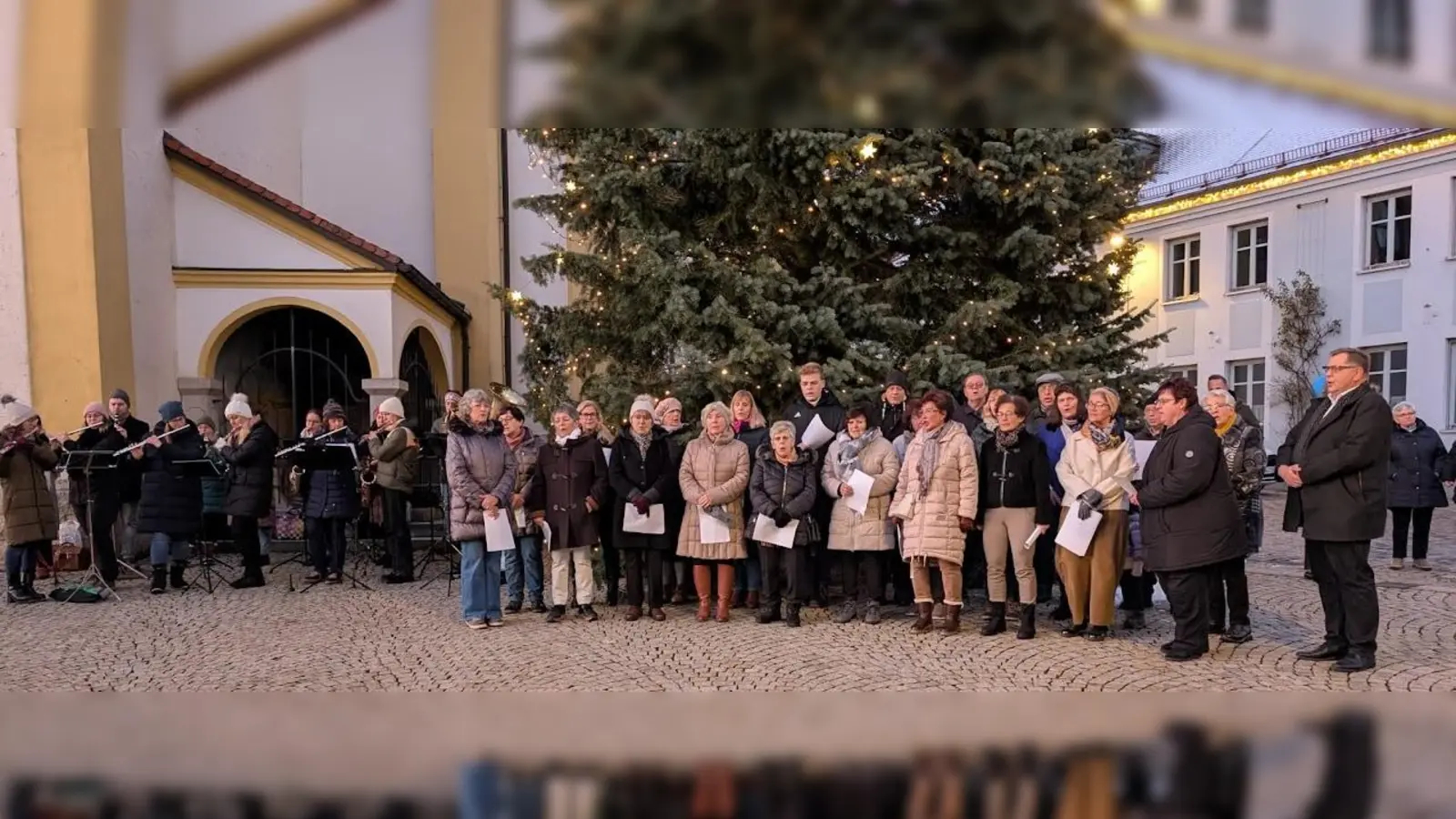 Links die Stadtkapelle, rechts Kirchenchor St. Jakob. (Bild: Gerald Zeitler)