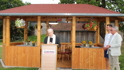 Gottes Segen rief Pfarrer Michael Reitinger auf den Pavillon und alle Anwesenden herab und lobte den gelungenen Holzbau.<br> (Bild: Nikolaus Scherr)