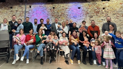 Bürgermeister Hans-Martin Schertl (hinten Mitte) begrüßt 19 Familien mit ihren Neugeborenen zum Babyempfang in der Burg Dagestein. (Bild: Stefanie Gradl)