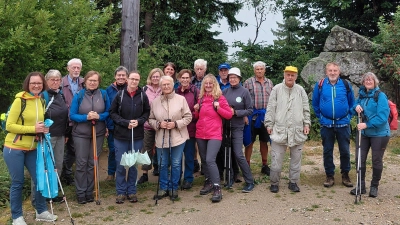 Die Genusswanderer des FGV Neusorg am Ochsenkopf-Gipfel. (Bild: Roswitha Schraml)