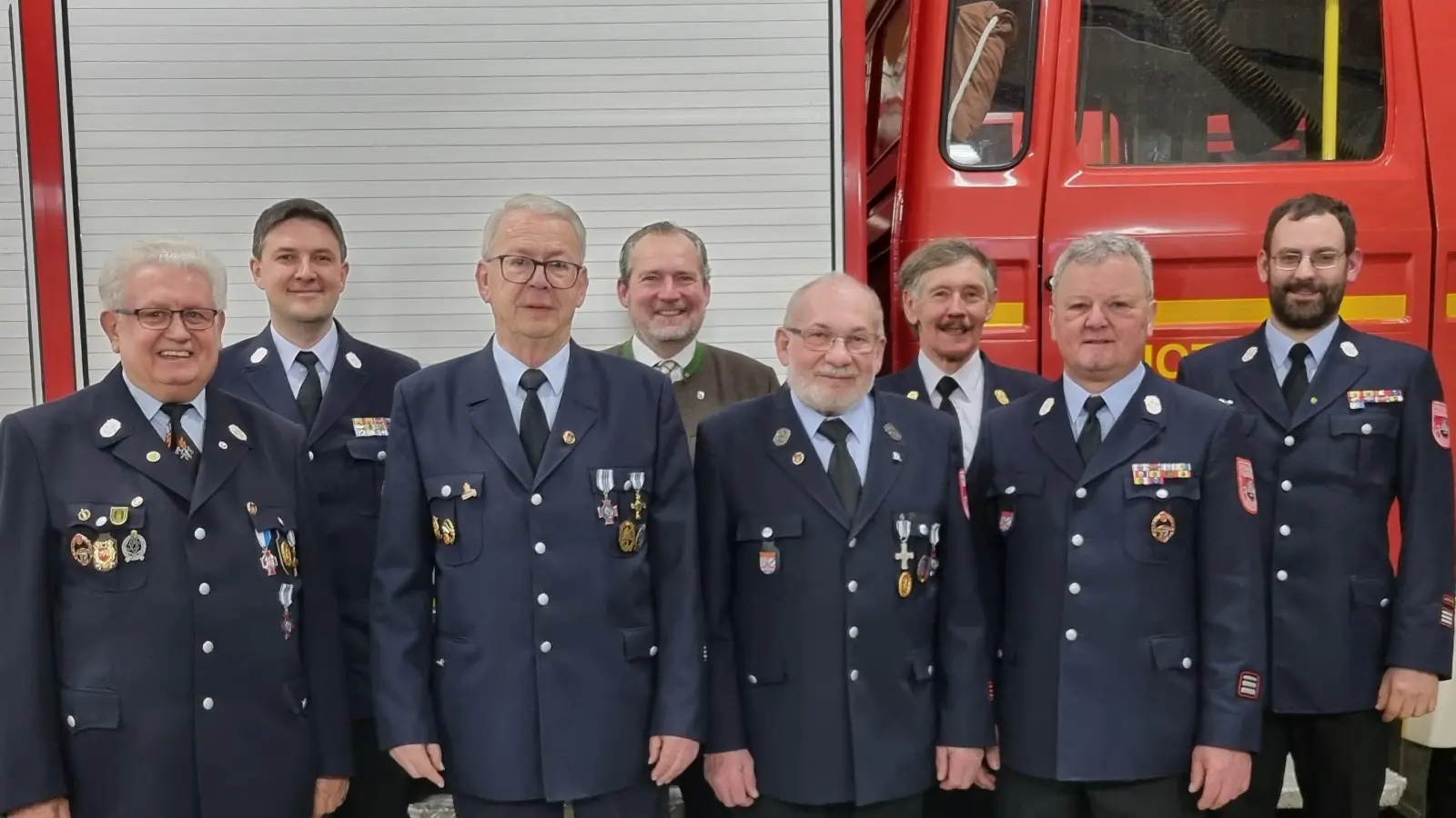 Besondere Ehrentitel verlieh die FFW Nabburg an (1. Reihe von links) Anton Herrmann, Karl Beer, Richard Irlbacher und Karl Winklmann im Beisein von (2. Reihe von links.) Kreisbrandmeister Andreas Ringlstetter, Bürgermeister Frank Zeitler, Vorstand Johann Gietl und Kommandant Uli Seegerer  (Bild: Raphael Haubelt )