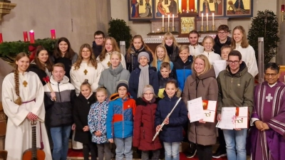 Die Friedenfelser Ministranten und Pfarrer Joseph (vorne, rechts) verabschiedeten mehrere Messdiener. Gewürdigt wurden auch Ministranten für ihr fünfjähriges Wirken. (Bild: Alexandra Kaßeckert/exb)