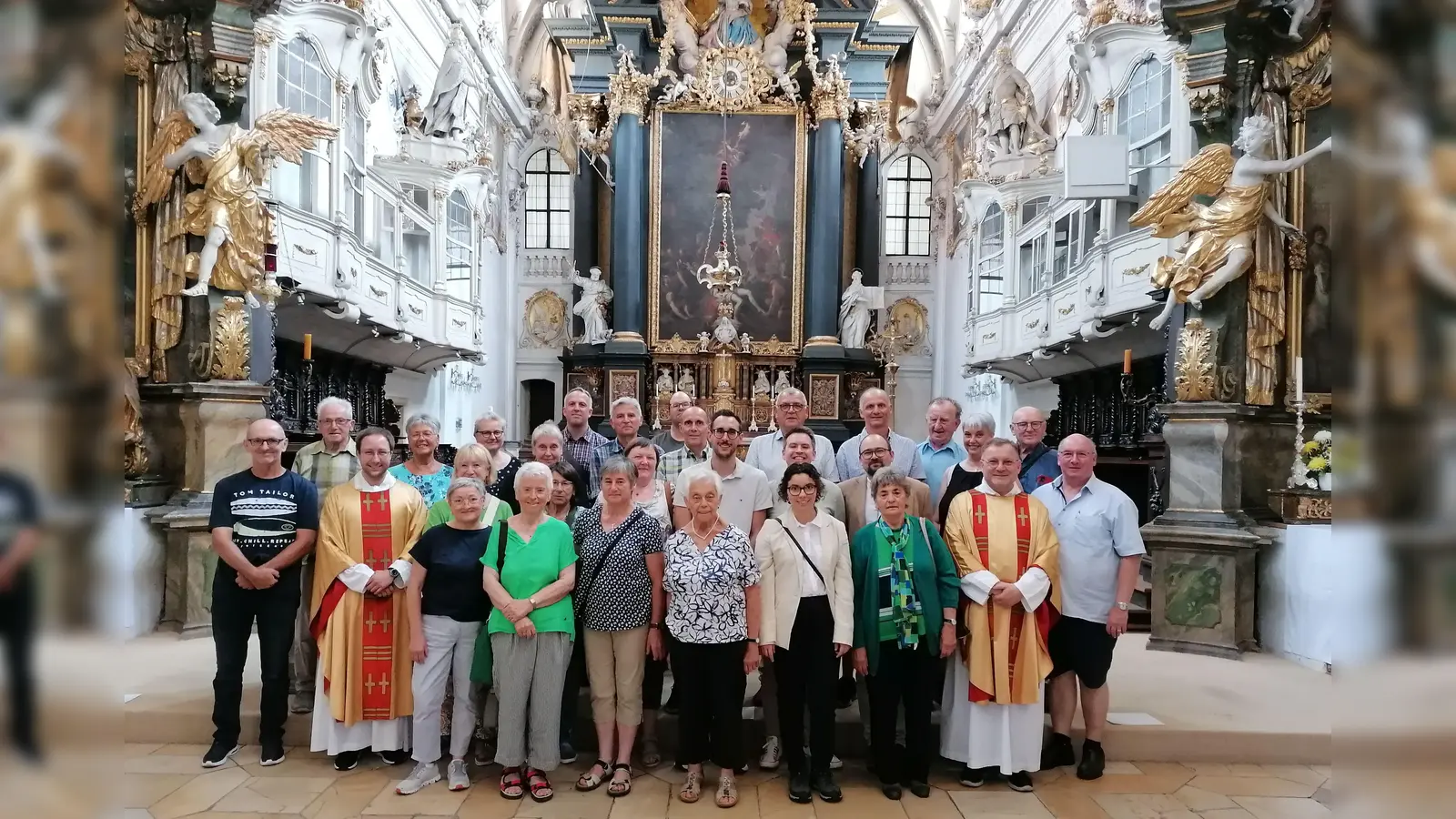 Die Pilgergruppe der MMC mit Präfekt Michael Koller (rechts) sowie Zentralpräses Markus Brunner und Kaplan Johannes Spindler im Messgewand in der St. Emmeramsbasilika. (Bild: Michael Koller)