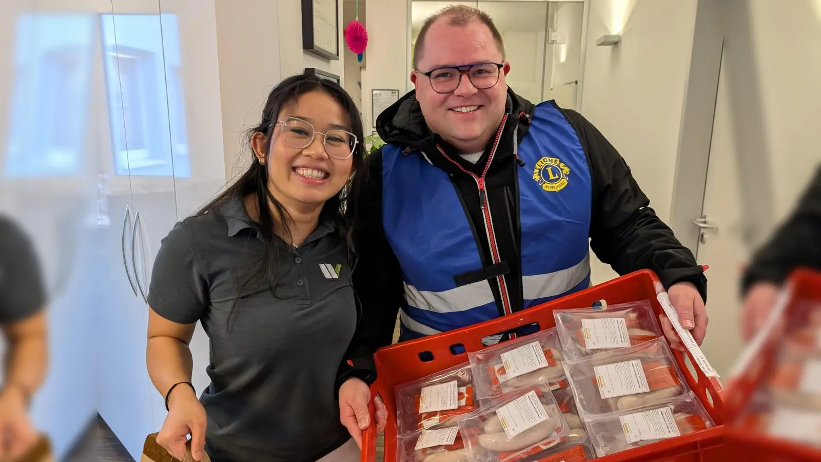 Weißwurst &amp; Brezen Aktion des Lions Club Weiden Goldene Straße (Bild: Hubert Schober)