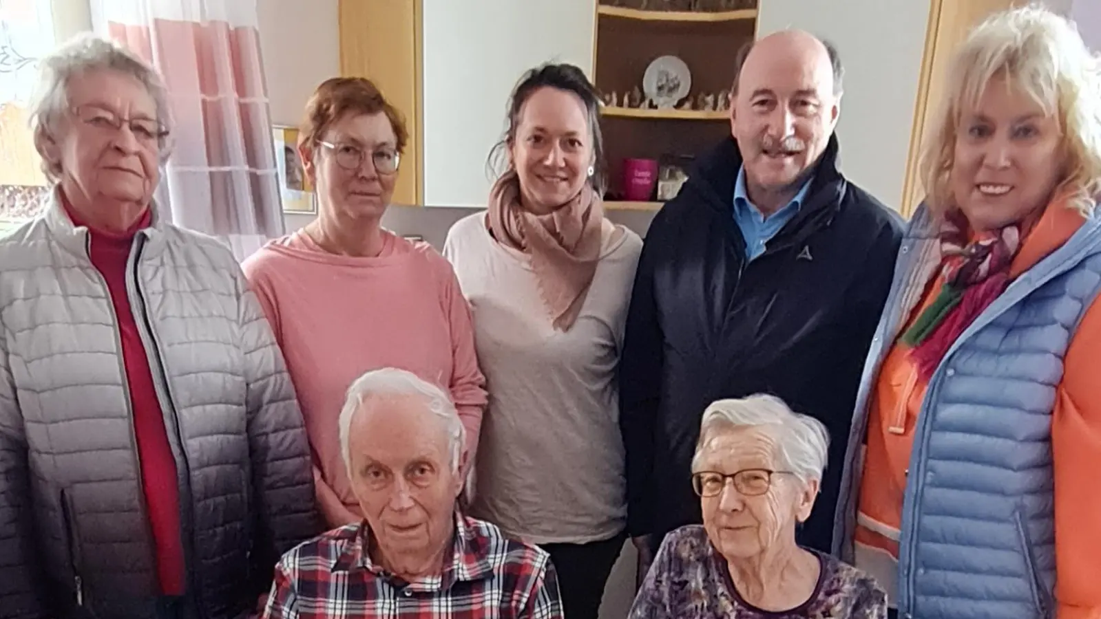 Walter und Ottilie Frank (sitzend) freuten sich über die Glückwünsche von Kreszenz Meier, Tochter Anneliese Röckl, Enkelin Vroni Schleifenheimer, Stadtrat Engelbert Träger und Andrea Träger.  (Bild: Andrea Träger/exb)