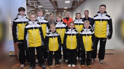 Das Renn-Team der Skiabteilung des Turnvereins Vohenstrauß präsentiert sich ab dieser Saison in einem neuen Outfit. Trainer Markus Baierl (rechts) freut sich mit den Kindern und Jugendlichen.  (Bild: dob)