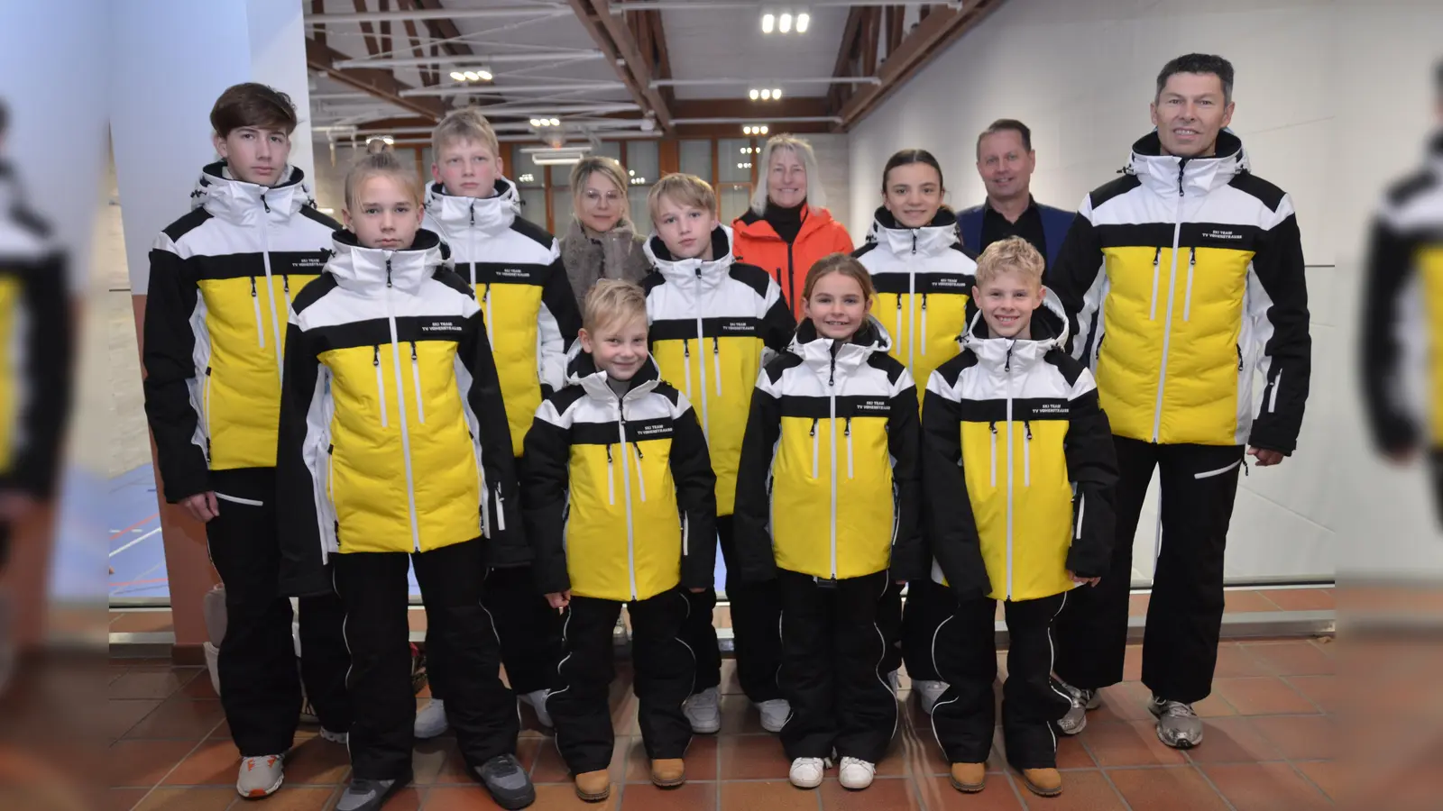 Das Renn-Team der Skiabteilung des Turnvereins Vohenstrauß präsentiert sich ab dieser Saison in einem neuen Outfit. Trainer Markus Baierl (rechts) freut sich mit den Kindern und Jugendlichen.  (Bild: dob)