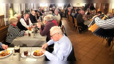 Ein Fest der Geselligkeit in der Wurstkuchl (Bild: Walter Heldrich)