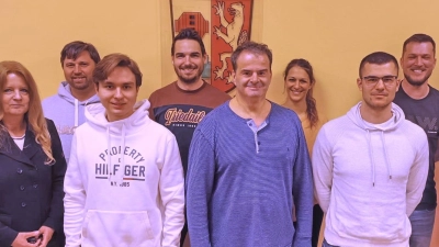 Führen die Tennisfreunde Oberbibrach in den nächsten Jahren an: Inge Hösl, Martin Schmid, Yannick Hösl, Patrick Götz, Norbert Schecklmann, Anna Götz, Korbinian Meier und Johannes Ruder (von links). (Bild: whü)